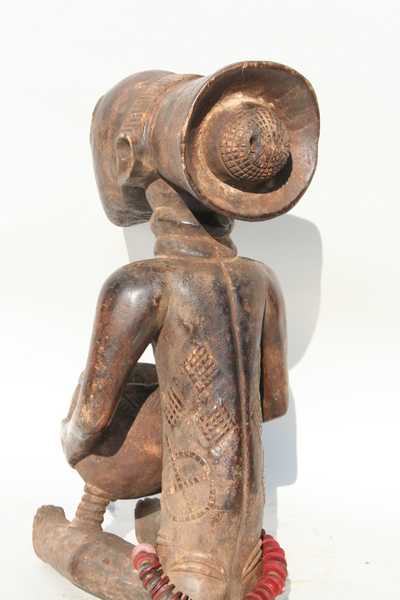 Luba(porteuse de coupe), d`afrique : Rép.démoncratique du Congo., statuette Luba(porteuse de coupe), masque ancien africain Luba(porteuse de coupe), art du Rép.démoncratique du Congo. - Art Africain, collection privées Belgique. Statue africaine de la tribu des Luba(porteuse de coupe), provenant du Rép.démoncratique du Congo., 1339/5288.Belle statue Luba:porteuse de coupe.Ce sont des statues anthropomorphes utilisées par les médiums pour influencer magiquement le cours des choses.La porteuse de coupe représente le devin portant le mboko(calabasse)dans laquelle résident leurs esprits.Ainsi elles peuvent guérir,protéger une famille où un village contre le malheur. Elle joue aussi un rôle divinatoire,le devin faisant parler la statue par un ventriloque. Belle statue représentant une femme assise tenant dans ses mains un récipiant(une calabasse)où l